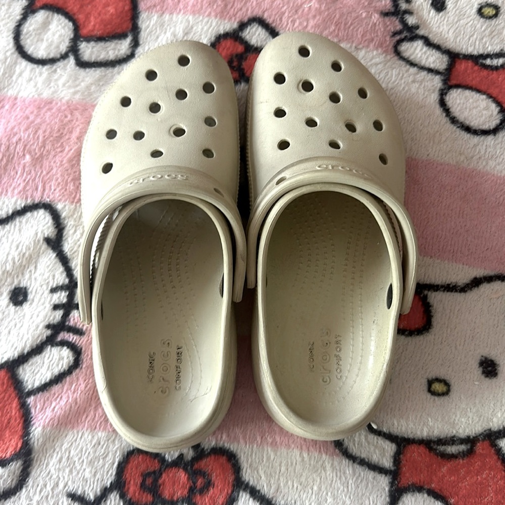 CROCS PLATFORM - SIZE 8 ⚠️